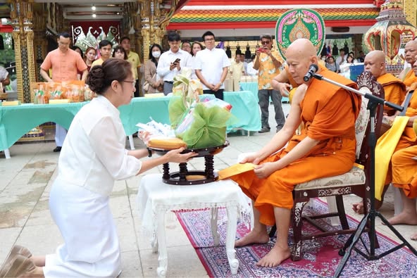 ร่วมพิธีทำบุญตักบาตร และพิธีเวียนเทียน เนื่องในวันวิสาขบูชา